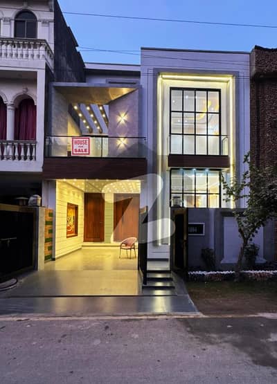 پارک ویو سٹی لاہور میں 4 کمروں کا 5 مرلہ مکان 2.1 کروڑ میں برائے فروخت۔ پارک ویو سٹی لاہور میں 4 کمروں کا 5 مرلہ مکان 2.1 کروڑ میں برائے فروخت۔