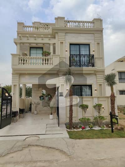 5 MARLA ELEGANT AND FULLY MAINTAINED SUPER HOT LOCATED BUNGALOW.