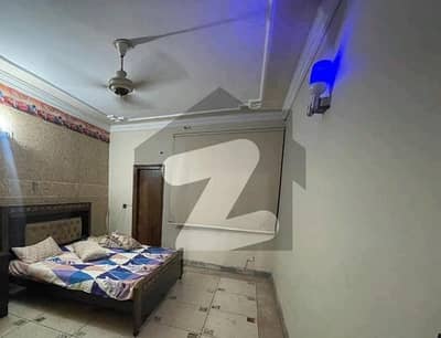 کینٹ لاہور میں 4 کمروں کا 12 مرلہ مکان 2.0 لاکھ میں کرایہ پر دستیاب ہے۔