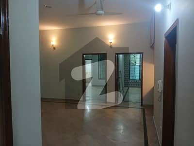 یو ای ٹی ہاؤسنگ سوسائٹی لاہور میں 5 کمروں کا 10 مرلہ مکان 3.25 کروڑ میں برائے فروخت۔