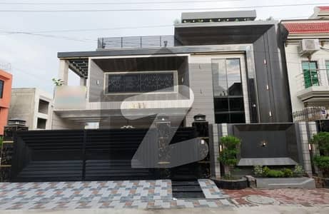 الرحمان گارڈن فیز 2 الرحمان گارڈن,لاہور میں 5 کمروں کا 10 مرلہ مکان 4.5 کروڑ میں برائے فروخت۔