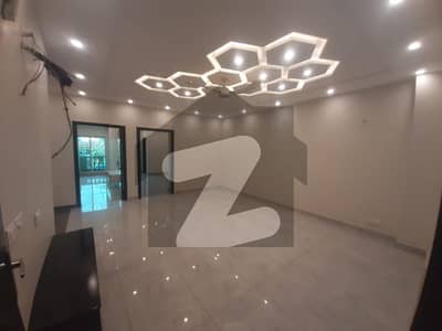 ڈی ایچ اے فیز 8 سابقہ ایئر ایوینیو ڈی ایچ اے فیز 8,ڈی ایچ اے ڈیفینس,لاہور میں 2 کمروں کا 4 مرلہ فلیٹ 1.0 لاکھ میں کرایہ پر دستیاب ہے۔