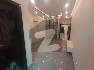 ڈی ایچ اے فیز 8 سابقہ ایئر ایوینیو ڈی ایچ اے فیز 8,ڈی ایچ اے ڈیفینس,لاہور میں 2 کمروں کا 4 مرلہ فلیٹ 2.25 کروڑ میں برائے فروخت۔