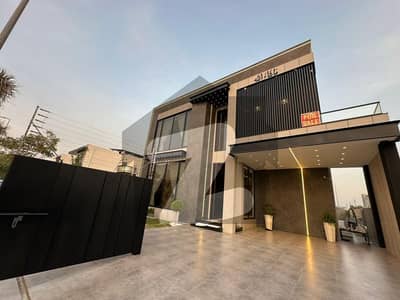 ڈی ایچ اے فیز 7 - بلاک ٹی فیز 7,ڈیفنس (ڈی ایچ اے),لاہور میں 5 کمروں کا 1 کنال مکان 9.25 کروڑ میں برائے فروخت۔