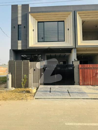 لائل پور ایوینیو جڑانوالہ روڈ,فیصل آباد میں 3 کمروں کا 4 مرلہ مکان 1.35 کروڑ میں برائے فروخت۔