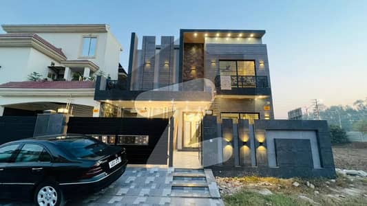 سینٹرل پارک ہاؤسنگ سکیم لاہور میں 5 کمروں کا 10 مرلہ مکان 3.5 کروڑ میں برائے فروخت۔