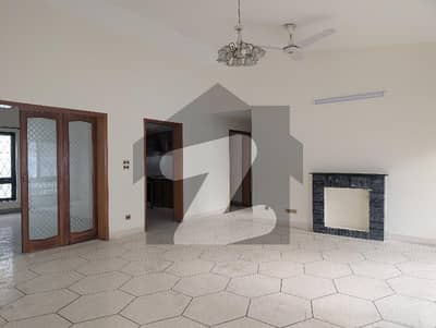 ایف ۔ 10 اسلام آباد میں 6 کمروں کا 1 کنال مکان 4.6 لاکھ میں کرایہ پر دستیاب ہے۔