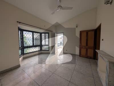 ایف ۔ 10 اسلام آباد میں 6 کمروں کا 1 کنال مکان 4.6 لاکھ میں کرایہ پر دستیاب ہے۔