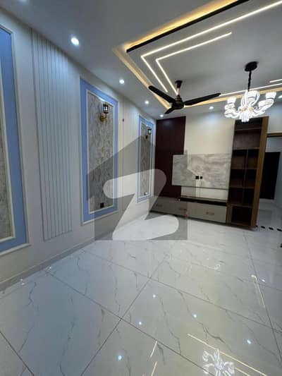 پارک ویو سٹی لاہور میں 5 کمروں کا 10 مرلہ مکان 3.5 کروڑ میں برائے فروخت۔