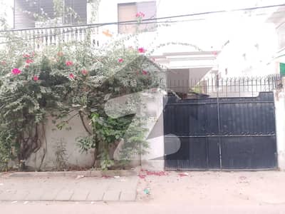 کلفٹن ۔ بلاک 9 کلفٹن,کراچی میں 4 کمروں کا 13 مرلہ فلیٹ 5.0 کروڑ میں برائے فروخت۔