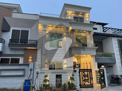 سٹی ہاؤسنگ سکیم جہلم میں 4 کمروں کا 5 مرلہ مکان 2.0 کروڑ میں برائے فروخت۔