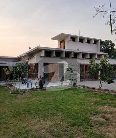 1000 Yards Single Storey Bungalow for Rent | 3 Bed + Study | Huge Garden | Newly Renovated