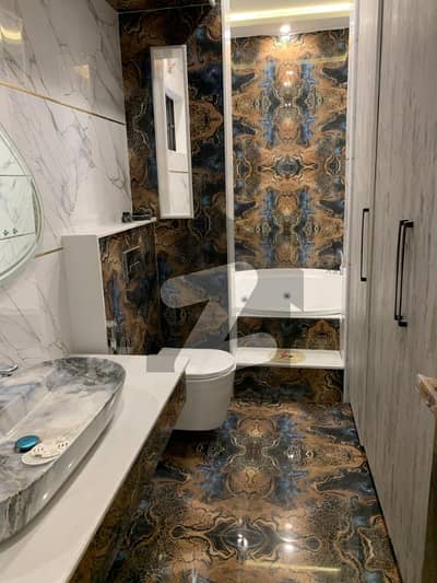 پی آئی اے ہاؤسنگ سکیم لاہور میں 5 کمروں کا 12 مرلہ مکان 5.45 کروڑ میں برائے فروخت۔