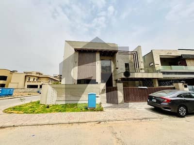 بحریہ ٹاؤن فیز 4 بحریہ ٹاؤن راولپنڈی,راولپنڈی میں 5 کمروں کا 1 کنال مکان 14.5 کروڑ میں برائے فروخت۔