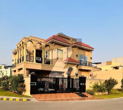 طارق گارڈنز لاہور میں 5 کمروں کا 11 مرلہ مکان 5.5 کروڑ میں برائے فروخت۔