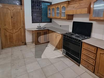 جی ۔ 11 اسلام آباد میں 3 کمروں کا 14 مرلہ بالائی پورشن 1.5 لاکھ میں کرایہ پر دستیاب ہے۔