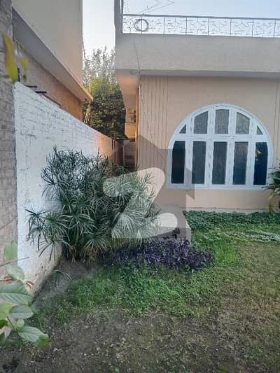 یونیورسٹی ٹاؤن پشاور میں 5 کمروں کا 1 کنال مکان 2.0 لاکھ میں کرایہ پر دستیاب ہے۔