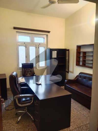 یونیورسٹی ٹاؤن پشاور میں 5 کمروں کا 1 کنال مکان 2.0 لاکھ میں کرایہ پر دستیاب ہے۔