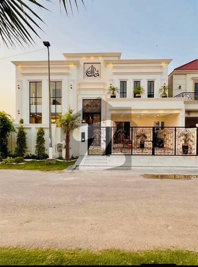 ڈی ایچ اے فیز 6 ڈیفنس (ڈی ایچ اے),لاہور میں 4 کمروں کا 10 مرلہ مکان 5.75 کروڑ میں برائے فروخت۔