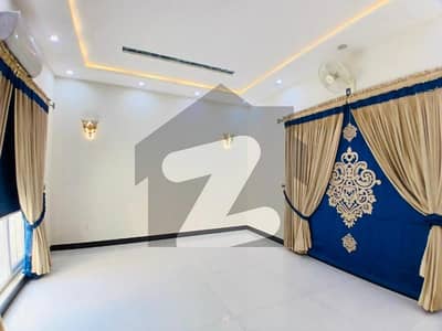 ڈی ایچ اے فیز 8 ڈیفنس (ڈی ایچ اے),لاہور میں 5 کمروں کا 1 کنال مکان 6.5 کروڑ میں برائے فروخت۔ ڈی ایچ اے فیز 8 ڈیفنس (ڈی ایچ اے),لاہور میں 5 کمروں کا 1 کنال مکان 6.5 کروڑ میں برائے فروخت۔