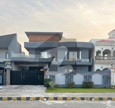 1 KANAL PRIME LOCATION 30 SECONDS FROM MAIN GATE 1 KANAL PRIME LOCATION 30 SECONDS FROM MAIN GATE