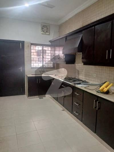 آئی ۔ 8/2 آئی ۔ 8,اسلام آباد میں 3 کمروں کا 14 مرلہ زیریں پورشن 1.3 لاکھ میں کرایہ پر دستیاب ہے۔