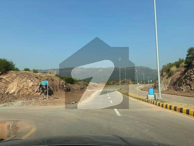 ناول فارمز ہاؤسنگ سکیم اسلام آباد میں 5 کنال رہائشی پلاٹ 4.5 کروڑ میں برائے فروخت۔