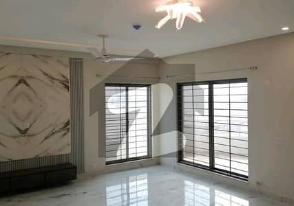 عسکری 11 - سیکٹر ڈی عسکری 11,عسکری,لاہور میں 3 کمروں کا 10 مرلہ فلیٹ 4.3 کروڑ میں برائے فروخت۔