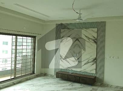 عسکری 11 - سیکٹر ڈی عسکری 11,عسکری,لاہور میں 3 کمروں کا 10 مرلہ فلیٹ 4.3 کروڑ میں برائے فروخت۔