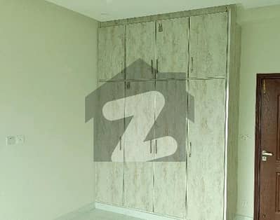 عسکری 11 - سیکٹر ڈی عسکری 11,عسکری,لاہور میں 3 کمروں کا 10 مرلہ فلیٹ 4.25 کروڑ میں برائے فروخت۔