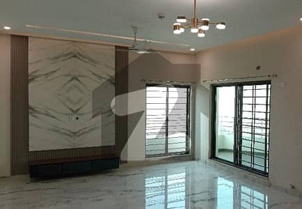 عسکری 11 - سیکٹر ڈی عسکری 11,عسکری,لاہور میں 3 کمروں کا 10 مرلہ فلیٹ 4.1 کروڑ میں برائے فروخت۔