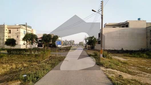 جوبلی ٹاؤن ۔ بلاک بی جوبلی ٹاؤن,لاہور میں 1 کنال رہائشی پلاٹ 4.5 کروڑ میں برائے فروخت۔