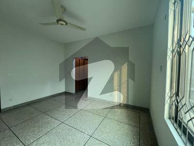 10 MARLA SLIGHTLY USED BEAUTIFUL UPPER PORTION AVAILABLE FOR RENT 10 MARLA SLIGHTLY USED BEAUTIFUL UPPER PORTION AVAILABLE FOR RENT