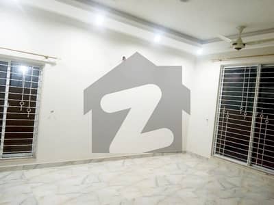 کینٹ لاہور میں 3 کمروں کا 1 کنال زیریں پورشن 2.3 لاکھ میں کرایہ پر دستیاب ہے۔