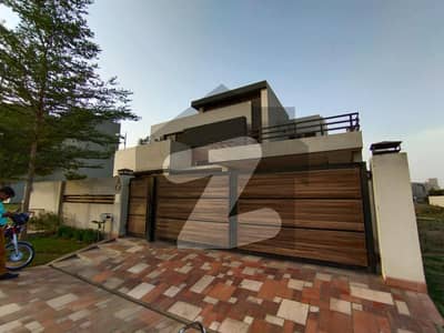 ڈی ایچ اے فیز 6 ڈیفنس (ڈی ایچ اے),لاہور میں 5 کمروں کا 1 کنال مکان 3.2 لاکھ میں کرایہ پر دستیاب ہے۔