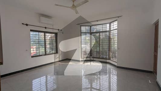 FOR RENT Fully Renovated 3 Bedrooms Upper Portion with Separate Gate F_7/1