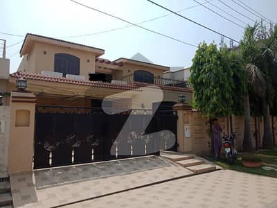01 KANAL BEAUTIFUL HOUSE FOR RENT IN DHA PHASE 4 HOT LOCATION.
