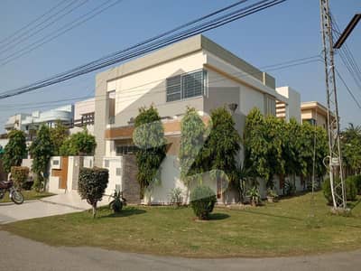 ڈی ایچ اے فیز 3 ڈیفنس (ڈی ایچ اے),لاہور میں 5 کمروں کا 1 کنال مکان 2.0 لاکھ میں کرایہ پر دستیاب ہے۔