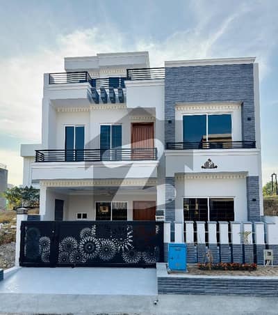 ایم پی سی ایچ ایس ۔ ملٹی گارڈنز بی ۔ 17,اسلام آباد میں 5 کمروں کا 8 مرلہ مکان 3.8 کروڑ میں برائے فروخت۔