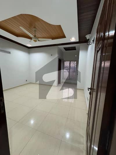 ایف ۔ 11 اسلام آباد میں 5 کمروں کا 10 مرلہ مکان 8.0 کروڑ میں برائے فروخت۔