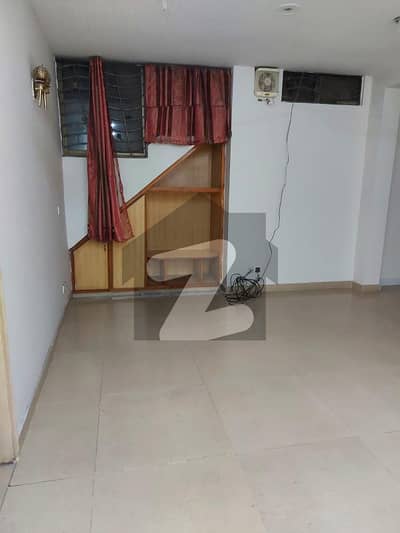 ڈی ایچ اے فیز 3 - بلاک ڈبل ایکس فیز 3,ڈیفنس (ڈی ایچ اے),لاہور میں 4 کمروں کا 10 مرلہ مکان 1.9 لاکھ میں کرایہ پر دستیاب ہے۔