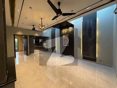 بحریہ ٹاؤن فیز 8 بحریہ ٹاؤن راولپنڈی,راولپنڈی میں 5 کمروں کا 7 مرلہ مکان 2.5 کروڑ میں برائے فروخت۔