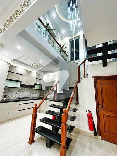 بحریہ ٹاؤن فیز 8 بحریہ ٹاؤن راولپنڈی,راولپنڈی میں 5 کمروں کا 7 مرلہ مکان 2.7 کروڑ میں برائے فروخت۔