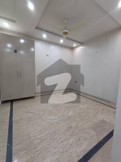 اچھرہ لاہور میں 2 کمروں کا 3 مرلہ فلیٹ 82.0 لاکھ میں برائے فروخت۔