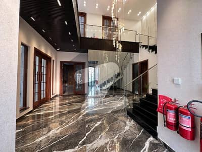 ڈی ایچ اے فیز 8 - بلاک آر ڈی ایچ اے فیز 8,ڈیفنس (ڈی ایچ اے),لاہور میں 5 کمروں کا 1 کنال مکان 9.3 کروڑ میں برائے فروخت۔