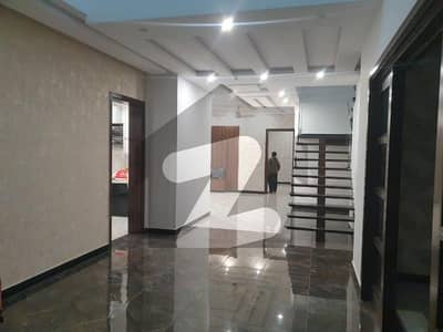 ڈی ایچ اے فیز 8 - بلاک ایس فیز 8,ڈیفنس (ڈی ایچ اے),لاہور میں 5 کمروں کا 1 کنال مکان 3.5 لاکھ میں کرایہ پر دستیاب ہے۔