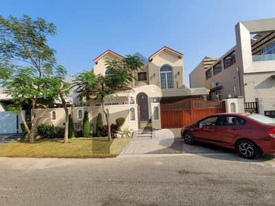 ڈی ایچ اے فیز 6 - بلاک ایم فیز 6,ڈیفنس (ڈی ایچ اے),لاہور میں 5 کمروں کا 1 کنال مکان 4.5 لاکھ میں کرایہ پر دستیاب ہے۔