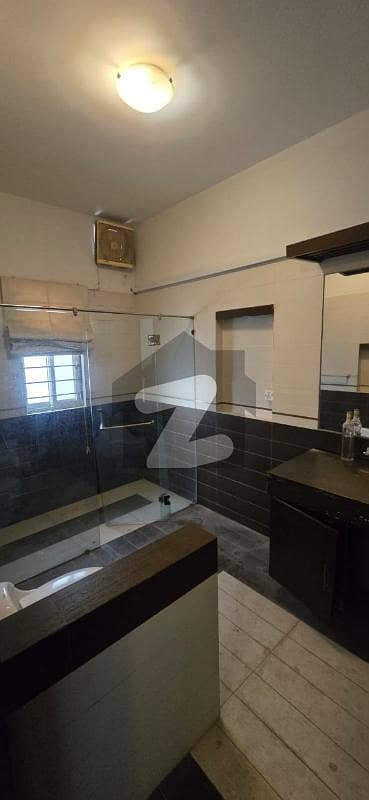 ڈی ایچ اے فیز 8 ڈی ایچ اے ڈیفینس,کراچی میں 3 کمروں کا 1 کنال بالائی پورشن 2.5 لاکھ میں کرایہ پر دستیاب ہے۔