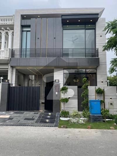 ڈی ایچ اے 9 ٹاؤن ڈیفنس (ڈی ایچ اے),لاہور میں 3 کمروں کا 5 مرلہ مکان 2.45 کروڑ میں برائے فروخت۔