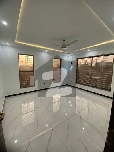 500sq yd Luxury Villa FOR SALE. 2km from Entrance of BTK. 6 Bed DDL 2 Kitchens